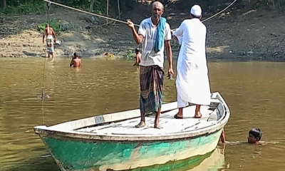 এক নৌকার কাঁধে কয়েক  গ্রামের জীবনযাত্রা