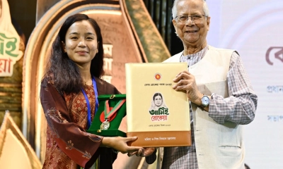 রোকেয়া পদক পেলেন ফুটবলার ঋতুপর্ণা