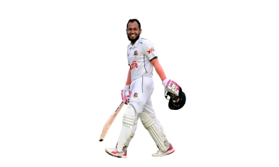 মাইলফলকের সামনে মুশফিক