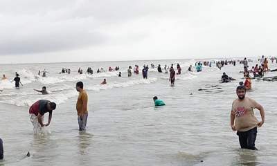 কুয়াকাটায় বৈরী আবহাওয়ার মাঝেই  পর্যটকদের বাঁধভাঙা উল্লাস