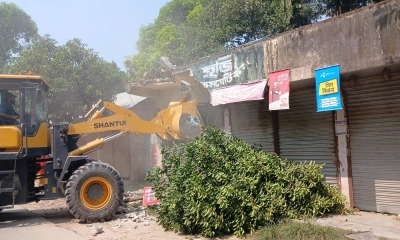 অধিগ্রহণকৃত জমি দখলমুক্ত  করল সড়ক বিভাগ