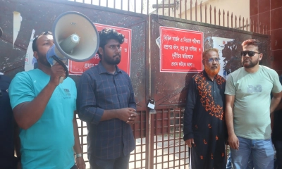 সিভিল সার্জন কার্যালয়ে  পরীক্ষার্থী-জনতার তালা 