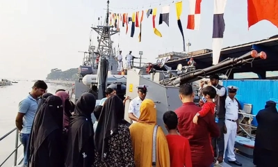 চাঁদপুরে সশস্ত্র বাহিনী দিবসে যুদ্ধজাহাজ জনসাধারণের জন্য উন্মুক্ত