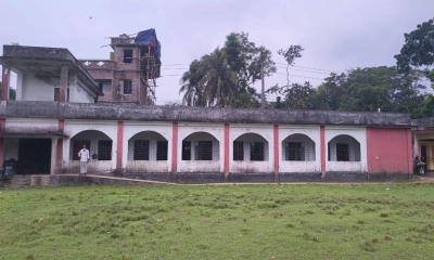 শ্রেণিকক্ষ সংকটে  পাঠদান ব্যাহত