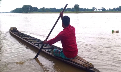 জাল নয়, নৌকা দিয়েই  মাছ ধরছেন রামিম