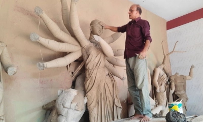 প্রতিমা  তৈরিতে ব্যস্ত কারিগররা