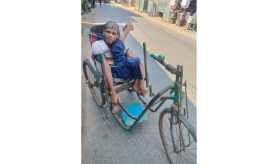 প্রতিবন্ধী আতিকুরের  কষ্টের জীবন