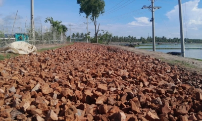 নিম্নমানের ইট দিয়ে সড়ক সংস্কার