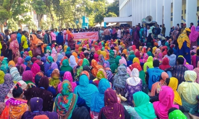 ইপিজেডের শ্রমিকদের ডিসি অফিস ঘেরাও