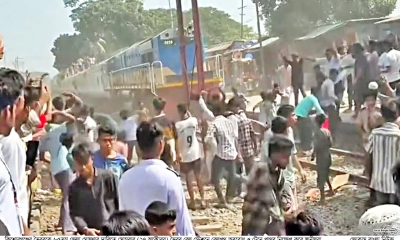 রেললাইন বন্ধ করে ট্রেনে  পাথর নিক্ষেপ ও ভাঙচুর