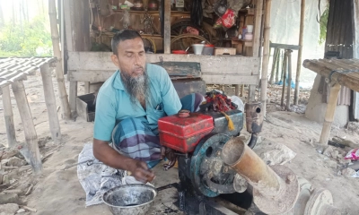 দৃষ্টিপ্রতিবন্ধী তবু জীবন  থেমে নেই মঙ্গল মিয়ার