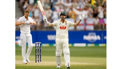 দুই দিনেই ইংল্যান্ডকে হারাল অস্ট্রেলিয়া