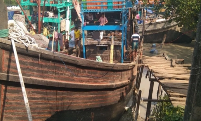 ট্রলিং বোটে ধ্বংসের  মুখে মৎস্যসম্পদ