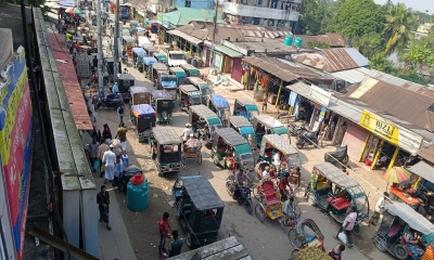 হকার-অটোর দখলে  তাড়াইলের সড়ক