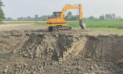 কৃষিজমির মাটি কাটছে একটি চক্র