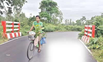 সবুজের পথে হাঁটা এক তরুণ