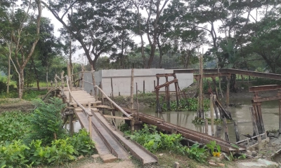 প্রায় ৪ কোটি টাকার কাঠের সেতু!