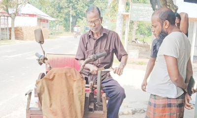 কাঁচিতে শান দিয়েই চলে  আমিরুলের সংসার