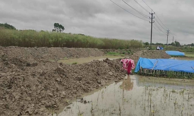 রাতের আঁধারে ভেকু  দিয়ে জমি দখলচেষ্টা