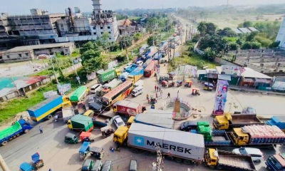 বালু  লুট ঠেকাতে বাঁশের বেড়া