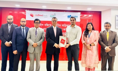 কোরাইল বস্তির অগ্নিকাণ্ডে ক্ষতিগ্রস্তদের আর্থিক সহায়তা দিল মিডল্যান্ড ব্যাংক