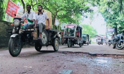 খানাখন্দে ভরা সড়কে ভোগান্তি