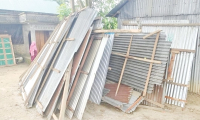 সুদের টাকার জন্য ঘর  ভেঙে নেওয়ার অভিযোগ