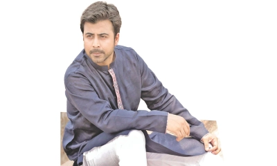 ব্যস্ততায় বছর শুরু তারকাদের
