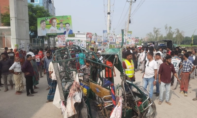 জামালপুরে কাভার্ড  ভ্যানের চাপায় প্রাণ  গেল চারজনের