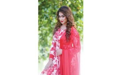 ওমরাহ করতে গেলেন পপি