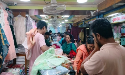দুর্গাপূজা ঘিরে জমজমাট পোশাকের বাজার