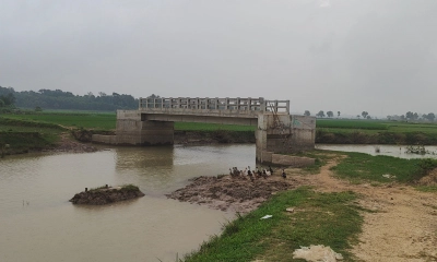সেতুর নির্মাণ হলেও ব্যবহার  করতে পারছে না