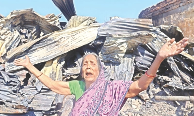 খোলা আকাশের নিচে শত  শত পরিবার, দিন কাটছে  অনাহারে