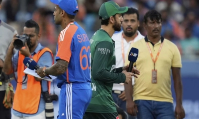 মাঠে হাত না মেলানোয়  বিতর্কের মুখে ভারত