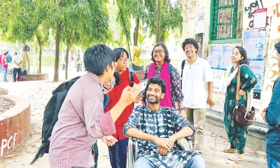 হুইলচেয়ারে  ভোটকেন্দ্রে  মেঘমল্লার বসু
