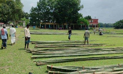 বিদ্যালয়ের মাঠে বাঁশের হাট