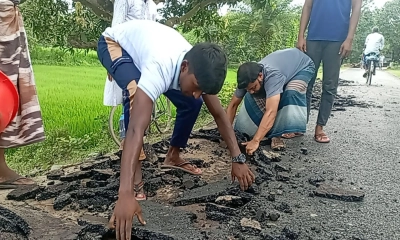 হাত দিয়ে তোলা যাচ্ছে রাস্তার পিচ 