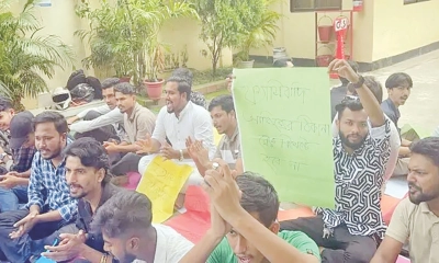 চেয়ারম্যানের পদত্যাগ দাবিতে  রেড ক্রিসেন্টে মুখোমুখি দুই গ্রুপ 