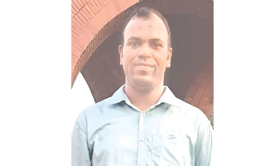 মাছ আড়তের শ্রমিকের  ছেলে এখন ম্যাজিস্ট্রেট