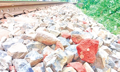 ব্যবহার নিষেধ থাকলেও রাজশাহীর রেললাইনের  পাথরে ইটের খোয়া!