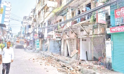 বরিশালের সেই  ৩৪ ঝুঁকিপূর্ণ ভবন  ভাঙার কাজ শুরু