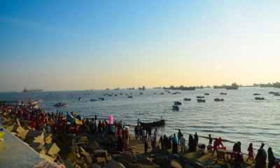 শহরের কাছে নীলাভ সমুদ্র