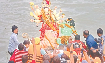 ভক্তদের কাঁদিয়ে কৈলাশে ফিরলেন দেবী দুর্গা