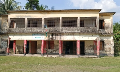 জরাজীর্ণ ভবনে ঝুঁকি  নিয়ে চলছে পাঠদান