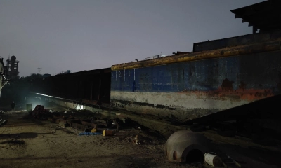 পণ্যবাহী জাহাজ কেটে  বিক্রির অভিযোগ