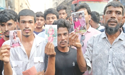 প্রিয়জনের ছবি হাতে নিয়ে কান্নায় ভেঙে পড়েন স্বজনরা