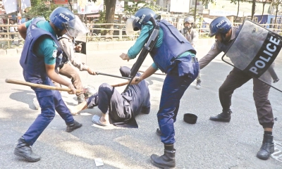 লাঠিচার্জ ও সাউন্ড গ্রেনেডে  দিনভর উত্তপ্ত ধানমন্ডি ৩২