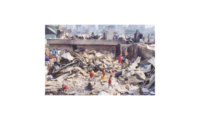 সব হারিয়ে মানবিক  সংকটে বস্তিবাসী