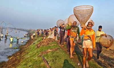রুহুল বিলের ‘বাউত উৎসবে’  হাজারো মৎস্য শিকারি