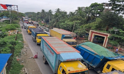 ঢাকা-চট্টগ্রাম মহাসড়কে সাত কিলোমিটার যানজট, দুর্ভোগে যাত্রীরা